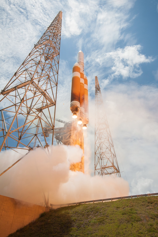 Illustration for article titled These Photos of World's Largest Rocket Launch Are IncredibleÂ